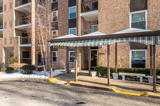 Hummingbird Hill Condos in Reading, PA - Foto de edificio - Building Photo