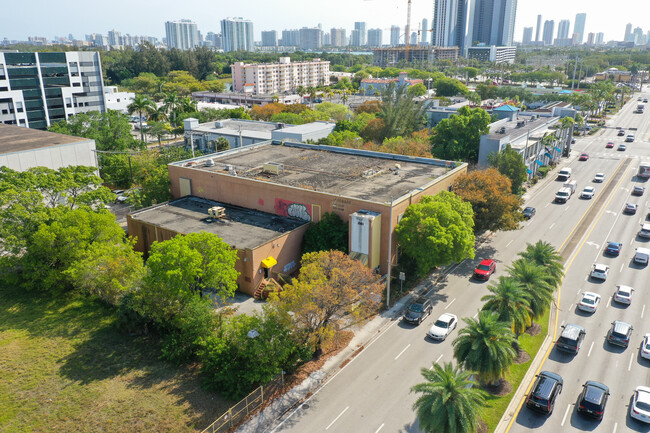 2151 NE 163rd St in North Miami Beach, FL - Foto de edificio - Building Photo