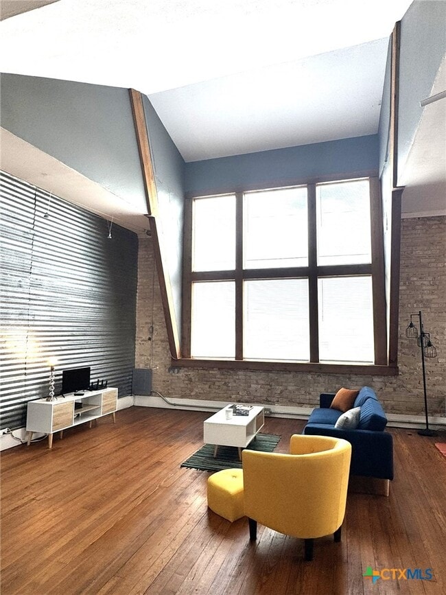 property at 103 W Walnut St