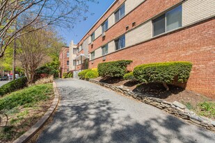 4465 MacArthur Blvd NW in Washington, DC - Building Photo