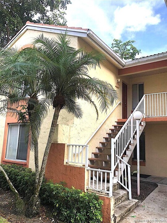 1024 Coral Club Dr in Coral Springs, FL - Building Photo