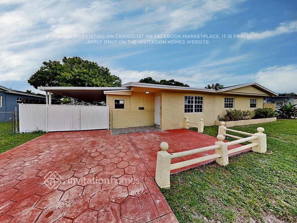 1261 NW 202nd St in Miami, FL - Building Photo