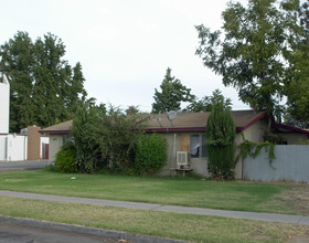 4563 E Sierra Madre Ave in Fresno, CA - Building Photo - Building Photo