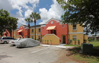 Circle's Edge in Lauderhill, FL - Foto de edificio - Building Photo