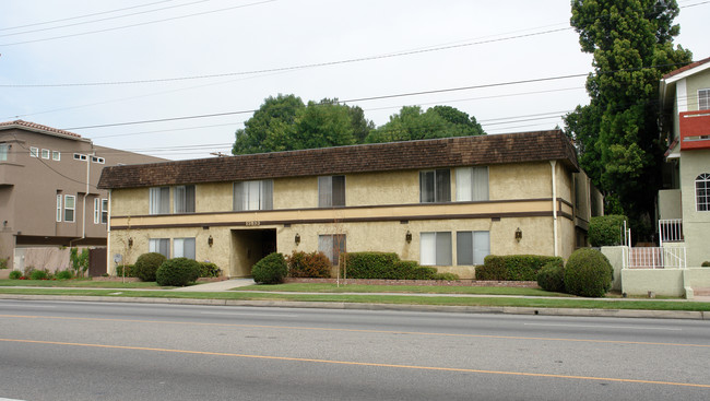 13833 Victory Blvd in Van Nuys, CA - Building Photo - Building Photo