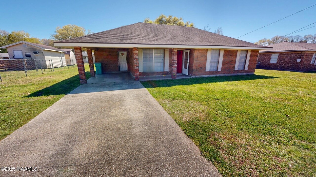 316 Mahogany Dr in Opelousas, LA - Building Photo