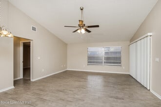 865 Pine Wood Ave in Rockledge, FL - Foto de edificio - Building Photo