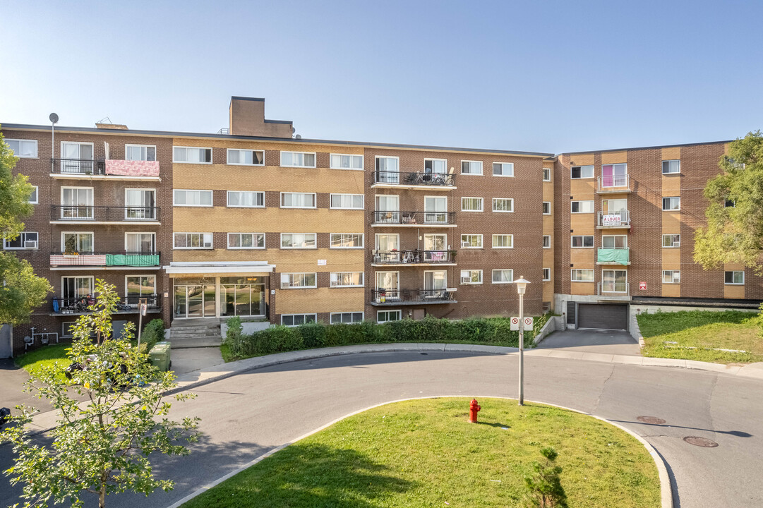 2440 Gold Rue in Montréal, QC - Building Photo