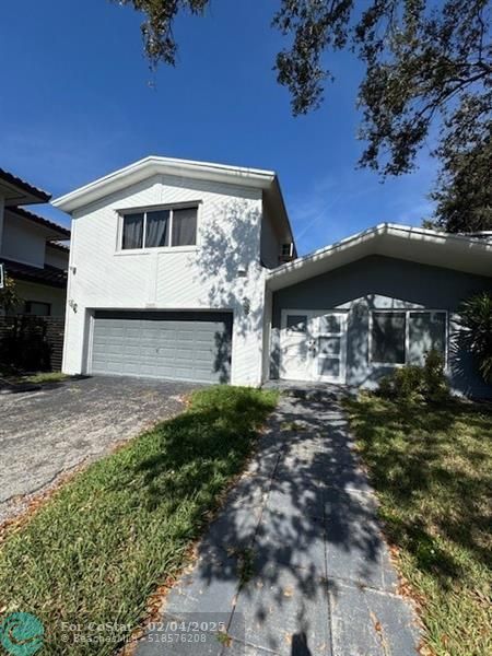 2555 NE 202nd St in Miami, FL - Foto de edificio