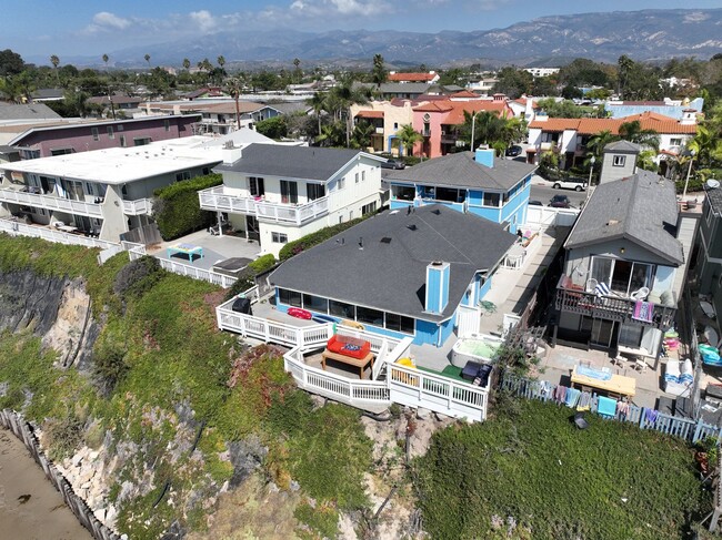 6555 Del Playa Dr in Isla Vista, CA - Building Photo - Building Photo