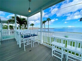 18 NE Nautical Pl in Jensen Beach, FL - Building Photo