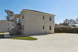 32 Ashton Cox Dr in Gretna, LA - Foto de edificio - Building Photo