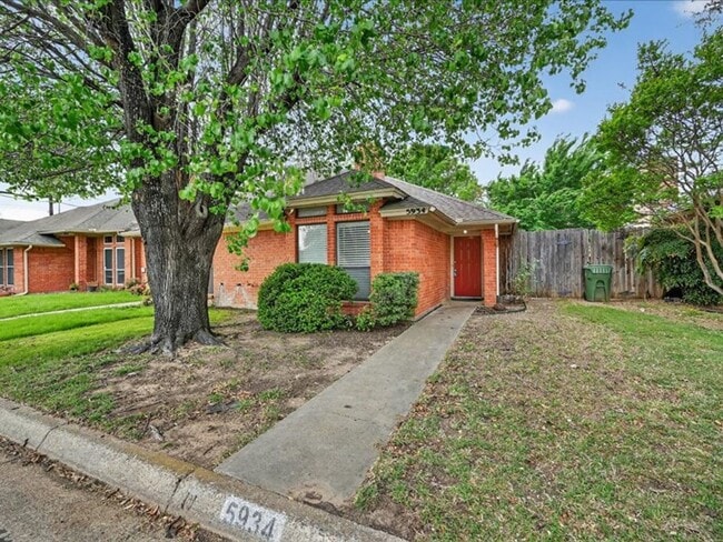 property at 5934 Royal Club Dr