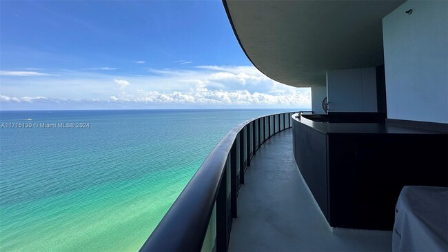 18555 Collins Ave in Sunny Isles Beach, FL - Building Photo - Building Photo