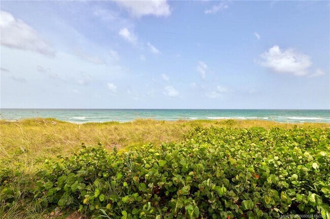 2375 NE Ocean Blvd in Stuart, FL - Foto de edificio - Building Photo