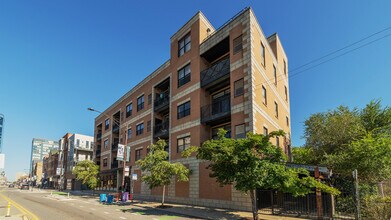 651 N Milwaukee Ave, Unit 304 in Chicago, IL - Foto de edificio - Building Photo