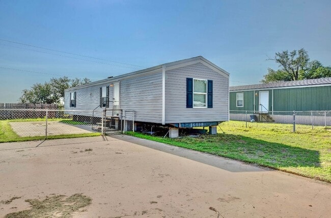 204 N Toledo Ave in Lubbock, TX - Building Photo - Building Photo