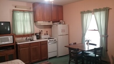 460 Rabbit Hop Rd, Unit Wild Rose Suite in Spruce Pine, NC - Building Photo - Building Photo