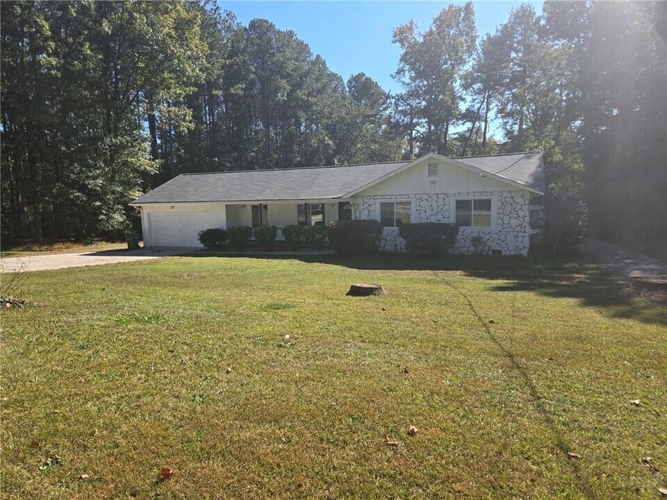 5393 Rockbridge Rd SW in Stone Mountain, GA - Building Photo