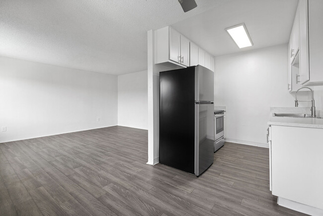 Terre at 1038 Peach in El Cajon, CA - Foto de edificio - Building Photo