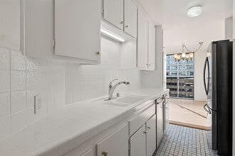 10747 Wilshire Blvd in Los Angeles, CA - Foto de edificio - Building Photo