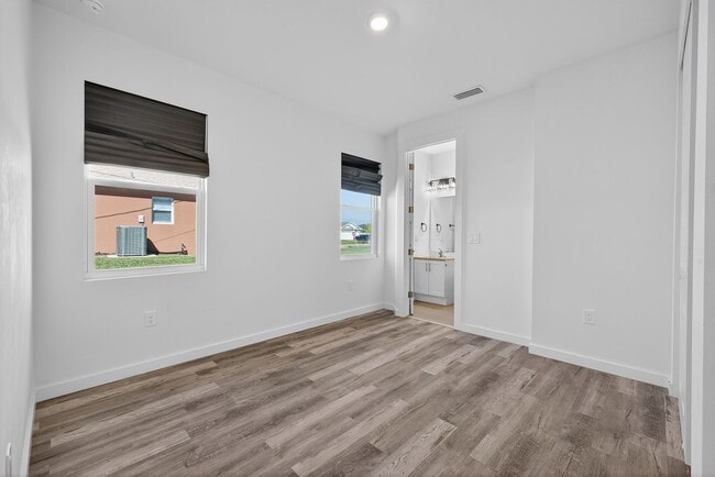 918 Embers Pkwy W in Cape Coral, FL - Building Photo - Building Photo