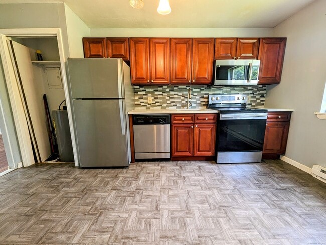 75 Belair Dr in New Milford, CT - Building Photo - Building Photo