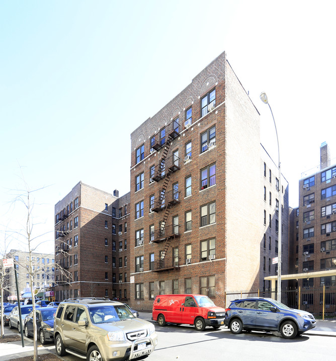 2334 Tiebout Ave in Bronx, NY - Building Photo