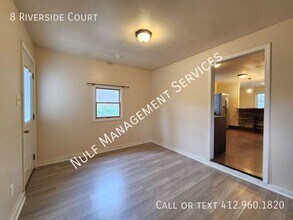 8 Riverside Ct in Blawnox, PA - Building Photo - Building Photo