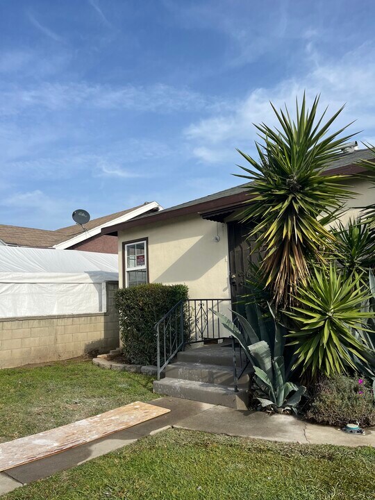 652 School Ave in East Los Angeles, CA - Building Photo