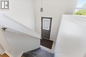 4 Fox Trail Dr in St Catharines, ON - Building Photo - Building Photo