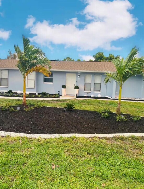 228 SW 43rd Ln in Cape Coral, FL - Foto de edificio