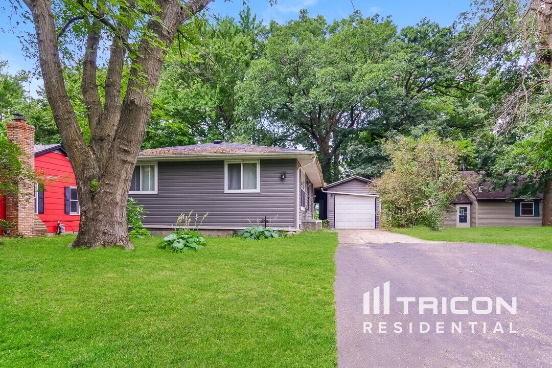 1056 S Shore Dr in Forest Lake, MN - Building Photo