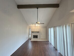 13611 Garden Grove Ct in Houston, TX - Building Photo - Building Photo