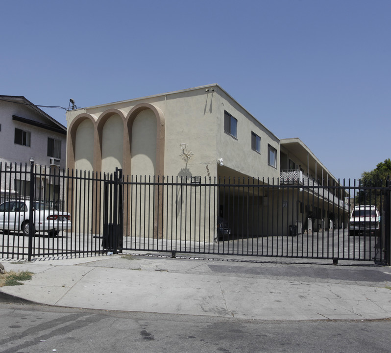 6042 Hazelhurst Pl in North Hollywood, CA - Building Photo