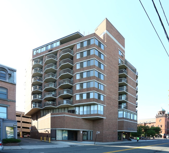 Charles T. McQueeney Towers in New Haven, CT - Foto de edificio - Building Photo