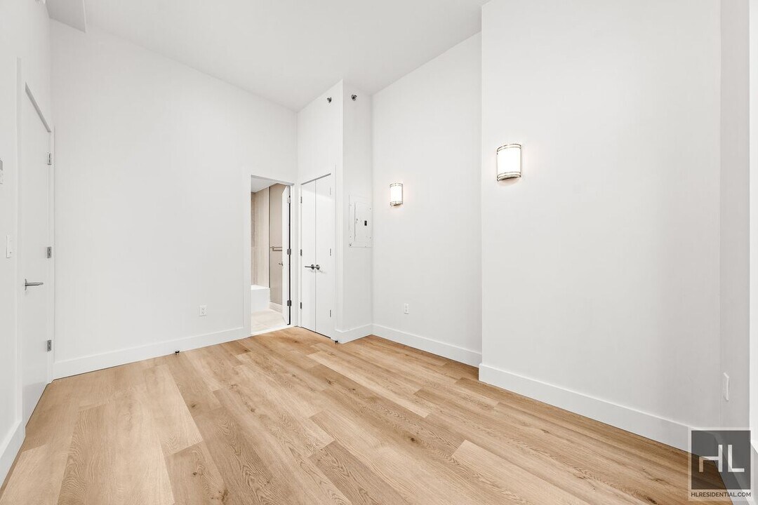 BRUCKNER BOULEVARD in Bronx, NY - Building Photo