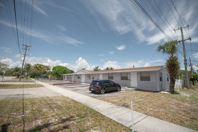 1120 12th Ave S in Lake Worth, FL - Building Photo - Building Photo