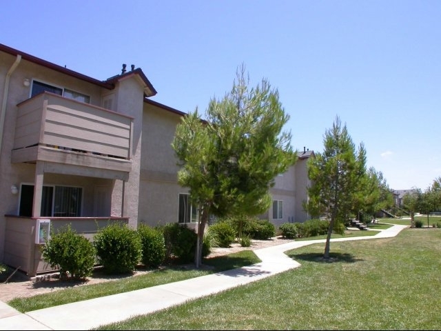 Carrington Pointe Apartments in Los Banos, CA - Building Photo - Building Photo