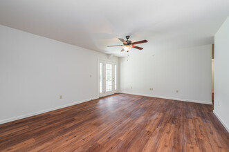 Norwood Court Apartments in St. Louis, MO - Building Photo - Interior Photo