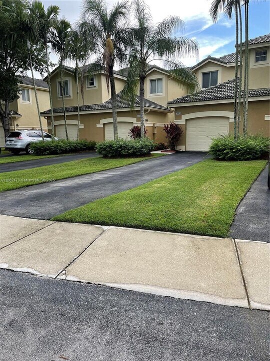2469 Cordoba Bend in Weston, FL - Building Photo