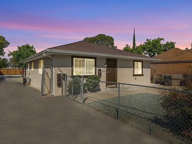 property at 1225 N Lincoln St