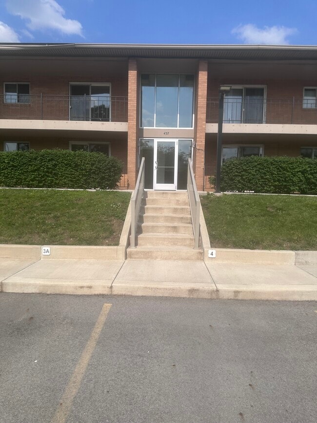 439 College Ave, Unit 4 in Greensburg, PA - Building Photo - Building Photo
