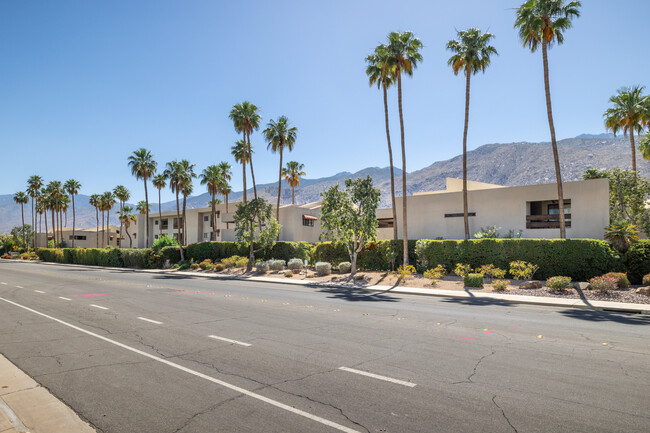 Villa Caballeros in Palm Springs, CA - Foto de edificio - Building Photo