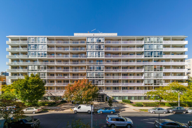 Potomac Plaza Terraces in Washington, DC - Foto de edificio - Building Photo