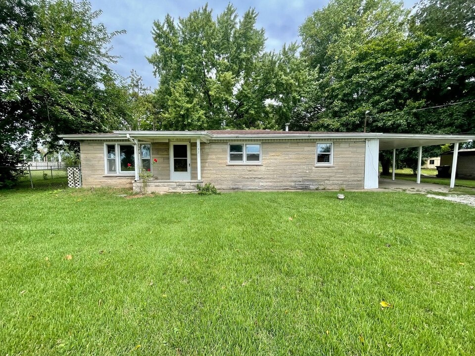 132 E Halt Dr in Terre Haute, IN - Building Photo