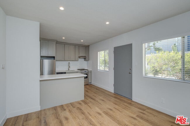 4136 Grand View Blvd in Los Angeles, CA - Building Photo - Building Photo
