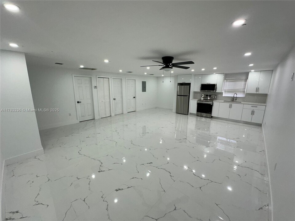 923 NW 110th St in Miami, FL - Foto de edificio