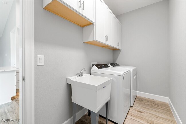 925 NE 11th Terrace in Cape Coral, FL - Foto de edificio - Building Photo