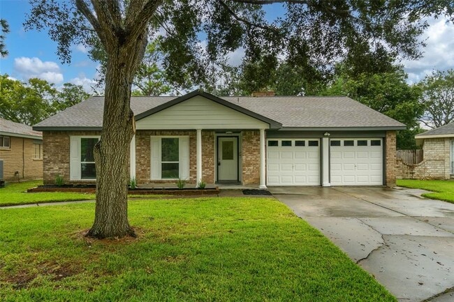 16110 Reseda Cir in Houston, TX - Foto de edificio - Building Photo